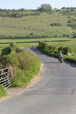 Dorset, İngiltere, İngiltere, Nisan 2019. Motosikletçi Dorset kırsal, İngiltere ile seyahat kir ve toz kaplı bisiklet ile bir off road gezisinden dönen