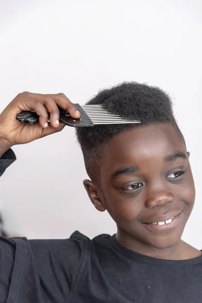 Ein Neunjähriger Junge Mit Lockigem Haar Der Einen Weiten Afrokamm — Stockfoto
