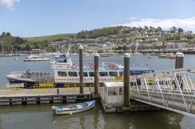 Dartmouth, Güney Devon, İngiltere, İngiltere. Mayıs 2019. Dartmouth şehir iskelesi ve Cardiff Castle feribot River Dart üzerinden Kingswear için.