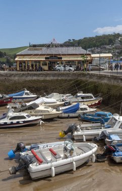 Dartmouth, Güney Devon, İngiltere, İngiltere. Mayıs 2019. Eski tren istasyonu şimdi düşük gelgit bir kafe bar ve eski liman