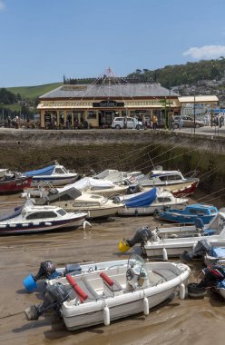 Dartmouth, Güney Devon, İngiltere, İngiltere. Mayıs 2019. Eski tren istasyonu şimdi düşük gelgit bir kafe bar ve eski liman