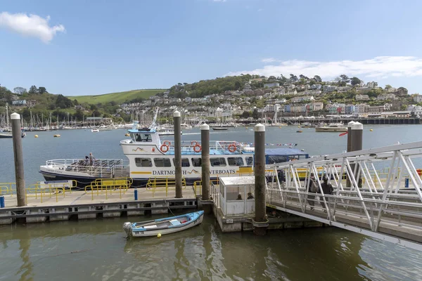 Dartmouth, Güney Devon, İngiltere, İngiltere. Mayıs 2019. Dartmouth şehir iskelesi ve Cardiff Castle feribot River Dart üzerinden Kingswear için.