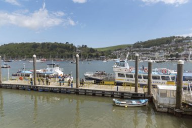 Dartmouth, Güney Devon, İngiltere, İngiltere. Mayıs 2019. Dartmouth şehir iskelesi ve Feribot River Dart üzerinden Kingswear için.