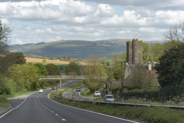 Dean Prior, Güney Devon, İngiltere, İngiltere. Mayıs 2019. A38 Devon Otoyolu ve St George Marty kilise Dartmoor Milli Parkı tarafından gözden kaçan.