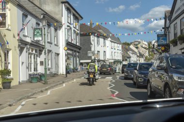 Modbury, Güney Devon, İngiltere, İngiltere. Mayıs 2019. Bu eski Devonshire pazar kasabasından geçen bir motosikletçinin arka görünümü.