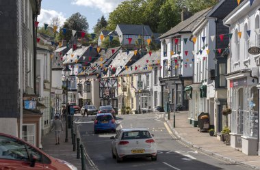 Modbury, Güney Devon, İngiltere, İngiltere. Mayıs 2019. Modbury pazar kasabası şehir merkezine yokuş yukarı bakarak doğudan görüntülendi