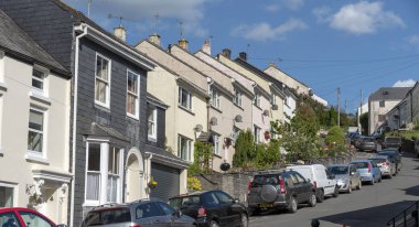 Modbury, Güney Devon, İngiltere, İngiltere. Mayıs 2019. Devonshire bu pazar kasabasında teraslı konut ve park edilmiş arabalar.