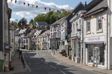 Modbury, Güney Devon, İngiltere, İngiltere. Mayıs 2019. Modbury pazar kasabası şehir merkezine yokuş yukarı bakarak doğudan görüntülendi