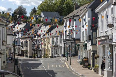 Modbury, Güney Devon, İngiltere, İngiltere. Mayıs 2019. Modbury pazar kasabası şehir merkezine yokuş yukarı bakarak doğudan görüntülendi