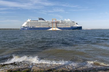 Southampton, İngiltere, İngiltere. Mayıs 2019. Celebrity Edge yolcu gemisi Southampton Su üzerinde devam ediyor
