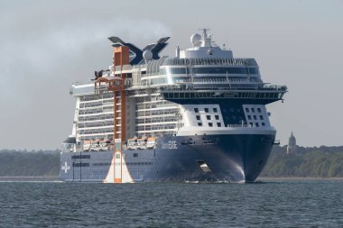 Southampton, İngiltere, İngiltere. Mayıs 2019. Celebrity Edge yolcu gemisi Southampton Su üzerinde devam ediyor