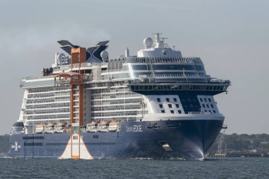 Southampton, İngiltere, İngiltere. Mayıs 2019. Celebrity Edge yolcu gemisi Southampton Su üzerinde devam ediyor