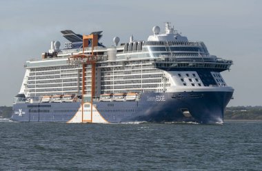Southampton, İngiltere, İngiltere. Mayıs 2019. Celebrity Edge yolcu gemisi Southampton Su üzerinde devam ediyor