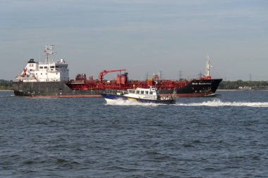 Southampton Water, İngiltere, İngiltere. Mayıs 2019. Stolt Sanderling tankship Pathfinder southampton Su, İngiltere üzerinde bir liman ustaları başlatmak ile devam ediyor