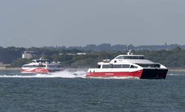 Southampton Water, İngiltere, İngiltere. Mayıs 2019. Southampton Su geçen Red Huni Redjet hizmet yolcu feribot