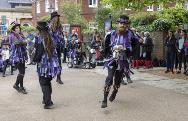 Winchester, Hampshire, İngiltere, Uk. Mayıs 2019. Poole, Dorsetand 'dan Anonim Morrismen üyeleri geleneksel Winchester Mayfest' ine katılıyorlar..