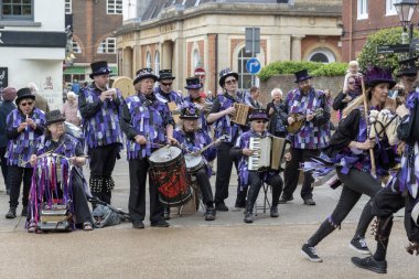 Winchester, Hampshire, İngiltere, Uk. Mayıs 2019. Poole, Dorsetand 'dan Anonim Morrismen üyeleri geleneksel Winchester Mayfest' ine katılıyorlar..