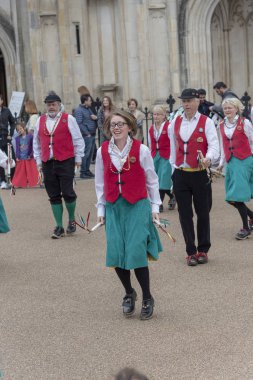 Winchester, Hampshire, İngiltere, Uk. Mayıs 2019. Old Speckled Clog ve Morris dansçıları Katedral yakınlarındaki geleneksel Winchester Mayfest 'e katılıyorlar..