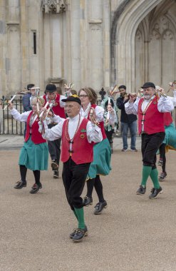 Winchester, Hampshire, İngiltere, Uk. Mayıs 2019. Old Speckled Clog ve Morris dansçıları Katedral yakınlarındaki geleneksel Winchester Mayfest 'e katılıyorlar..