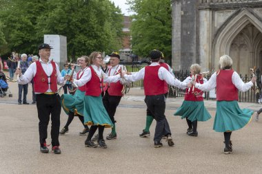 Winchester, Hampshire, İngiltere, Uk. Mayıs 2019. Old Speckled Clog ve Morris dansçıları Katedral yakınlarındaki geleneksel Winchester Mayfest 'e katılıyorlar..