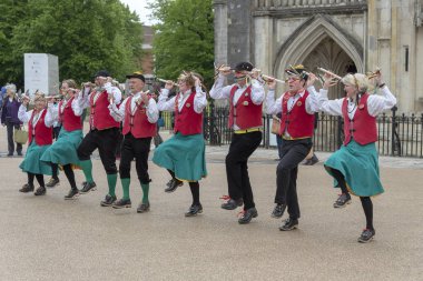 Winchester, Hampshire, İngiltere, Uk. Mayıs 2019. Old Speckled Clog ve Morris dansçıları Katedral yakınlarındaki geleneksel Winchester Mayfest 'e katılıyorlar..