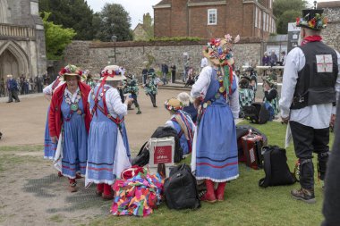 Winchester, Hampshire, İngiltere, Uk. Mayıs 2019. Clog ve Morris dansçıları geleneksel Winchester Mayfest 'ine katılmaya hazırlanıyorlar..