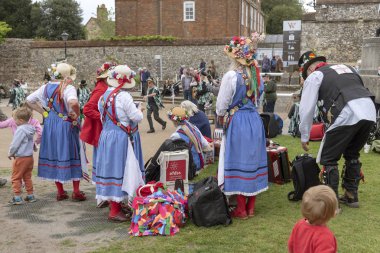 Winchester, Hampshire, İngiltere, Uk. Mayıs 2019. Clog ve Morris dansçıları geleneksel Winchester Mayfest 'ine katılmaya hazırlanıyorlar..