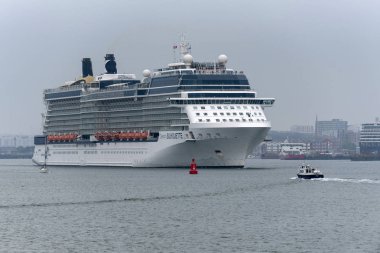 Southampton, İngiltere, İngiltere. Mayıs 2019. Yolcu gemisi Celebrity Siluet devam ediyor ve Southhampton Su giden