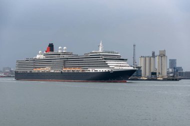 Southampton, İngiltere, İngiltere. Mayıs 2019. Yolcu gemisi Queen Victoria devam ediyor ve Southhampton Su üzerinde giden