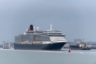 Southampton, İngiltere, İngiltere. Mayıs 2019. Yolcu gemisi Queen Victoria devam ediyor ve Southhampton Su üzerinde giden