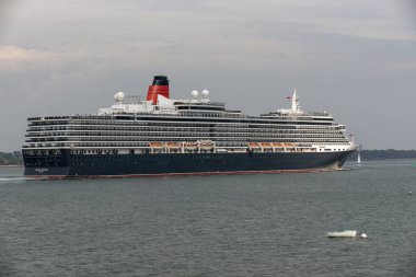 Southampton, İngiltere, İngiltere. Mayıs 2019. Yolcu gemisi Queen Victoria devam ediyor ve Southhampton Su üzerinde giden