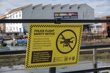 Portsmouth Ingiltere İngiltere. Mayıs 2019. Bu alandan drone uçuşlarını yasaklayan sarı ve siyah polis uçuş güvenliği uyarısı