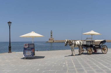 Chania, Girit, Yunanistan, Haziran 2019. Bir yolculuğa yolcular almak için Hanya eski Venetion Limanı 'nda bekleyen at arabası.