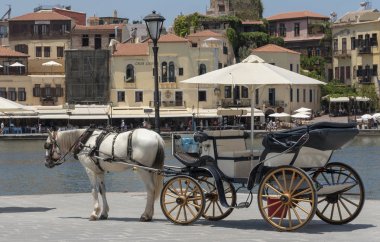 Chania, Girit, Yunanistan, Haziran 2019. Bir yolculuğa yolcular almak için Hanya eski Venetion Limanı 'nda bekleyen at arabası.