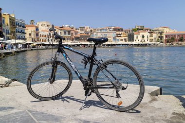 Chania, Girit, Yunanistan. Haziran 2019. Hanya 'daki eski Venedik Limanı 'nda, mavi gökyüzüne karşı bir stand üzerinde modern bir pahalı Bisiklet.