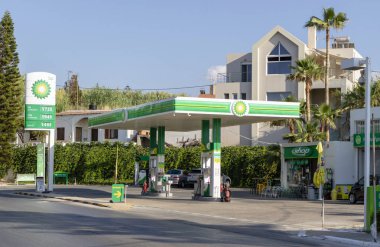 Chania, Girit, Yunanistan, Haziran 2019. Hanya, Girit 'te bir Girit yol kenarı servis istasyonu.