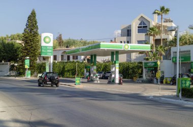 Chania, Girit, Yunanistan, Haziran 2019. Hanya, Girit 'te bir Girit yol kenarı servis istasyonu.