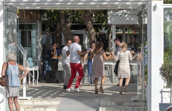 Ханья Кріт Греція 2019 Червня Клієнти Танцюють Навколо Бару Грецького — стокове фото