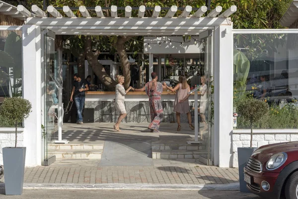 Chania Creta Grecia Junio 2019 Clientes Bailando Alrededor Del Bar — Foto de Stock