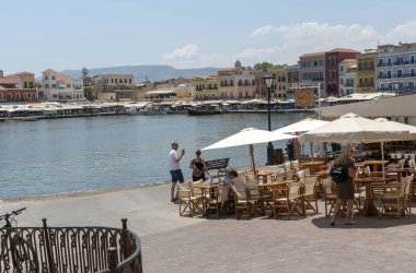 Chania, Girit, Yunanistan. Haziran 2019. Hanya eski kenti ve Venedik Limanı 'nı ziyaret eden turistler. Sahil restoranı.