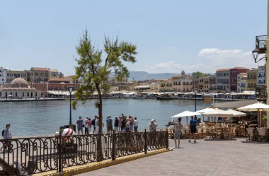 Chania, Girit, Yunanistan. Haziran 2019. Hanya eski kenti ve Venedik Limanı 'nı ziyaret eden turist grubu.