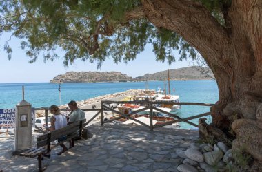 Plaka, Girit, Yunanistan. Haziran 2019. Spinalonga Adası eski bir CüzzamLı Kolonisi gezisi faaliyet feribot için rezervasyon ofisi.