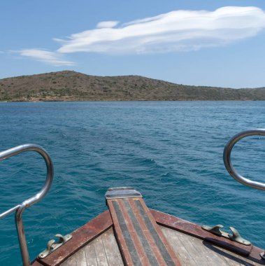  Mirabello Körfezi, Rete, Yunanistan. Haziran 2019. Girit açıklarında, Mirabello Körfezi'nde küçük bir tekne nin pruvası,