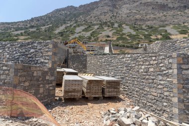 Plaka, Girit, Yunanistan. Haziran 2019. Plaka kıyı köyü nün arkasında inşaat çalışmaları yürütülmektedir. Yeni evler ve daireler inşa etmek.