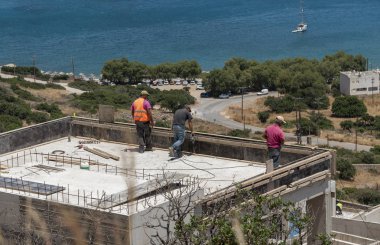 Plaka, Girit, Yunanistan. Haziran 2019. Plaka kıyı köyü nün arkasında inşaat çalışmaları yürütülmektedir. Yeni evler ve daireler inşa etmek.