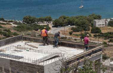 Plaka, Girit, Yunanistan. Haziran 2019. Plaka kıyı köyü nün arkasında inşaat çalışmaları yürütülmektedir. Yeni evler ve daireler inşa etmek.