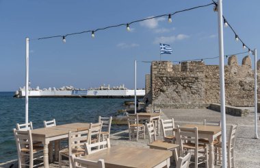 Ierapetra, Girit, Yunanistan. Haziran 2019. Bu güney Girit tatil rıhtım üzerinde boş sandalye ve masalar.