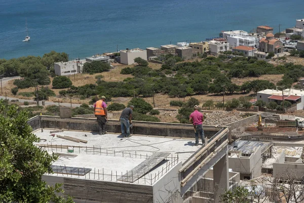 Plaka, Girit, Yunanistan. Haziran 2019. Plaka kıyı köyü nün arkasında inşaat çalışmaları yürütülmektedir. Yeni evler ve daireler inşa etmek.