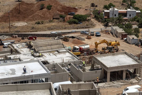 Plaka, Girit, Yunanistan. Haziran 2019. Plaka kıyı köyü nün arkasında inşaat çalışmaları yürütülmektedir. Yeni evler ve daireler inşa etmek.