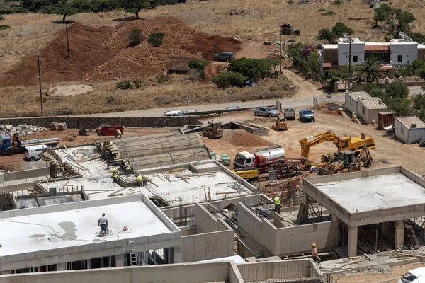 Plaka, Girit, Yunanistan. Haziran 2019. Plaka kıyı köyü nün arkasında inşaat çalışmaları yürütülmektedir. Yeni evler ve daireler inşa etmek.